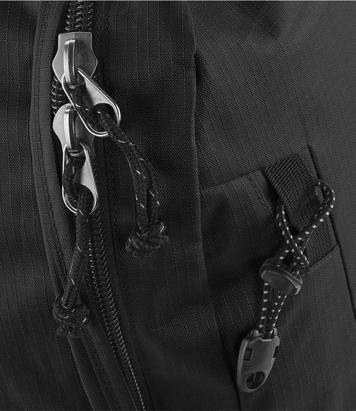 Close up of the zip of the black outdoor 20L back pack 